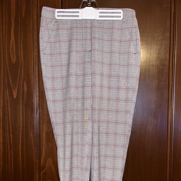 Women’s mid- to high-rise cropped plaid pull-on pants - Picture 1 of 8
